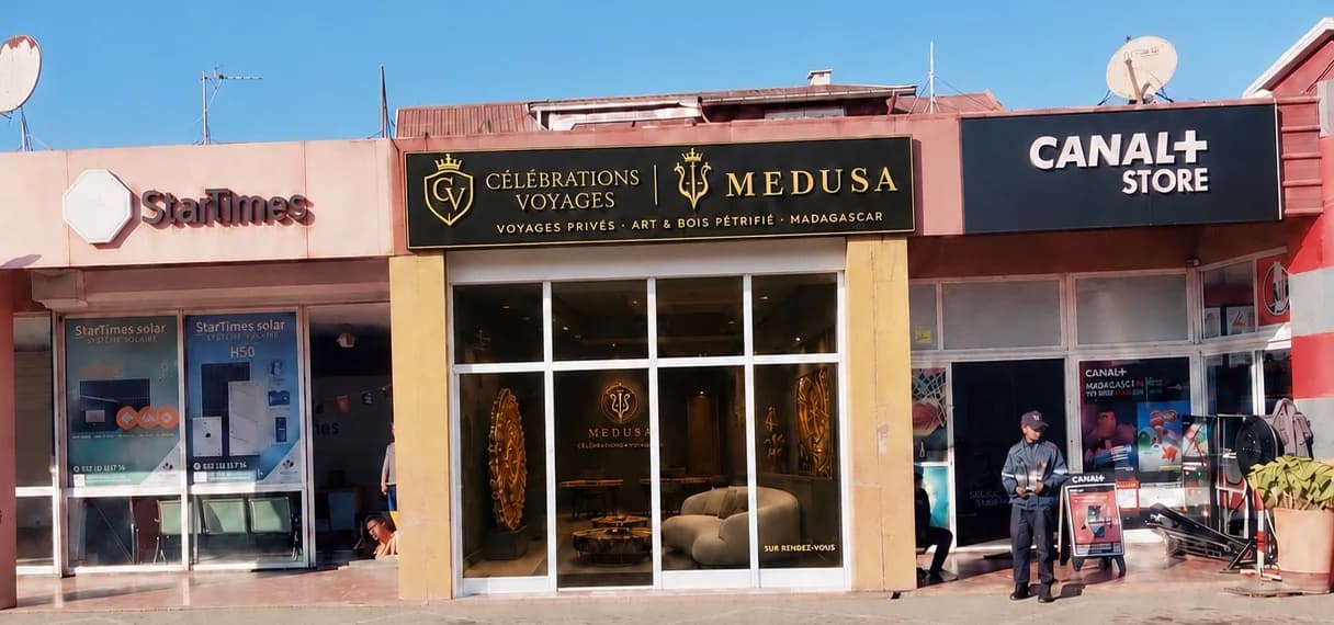 Devanture MEDUSA à la Galerie Iarivo, entre les boutiques StarTimes et Canal+ Store