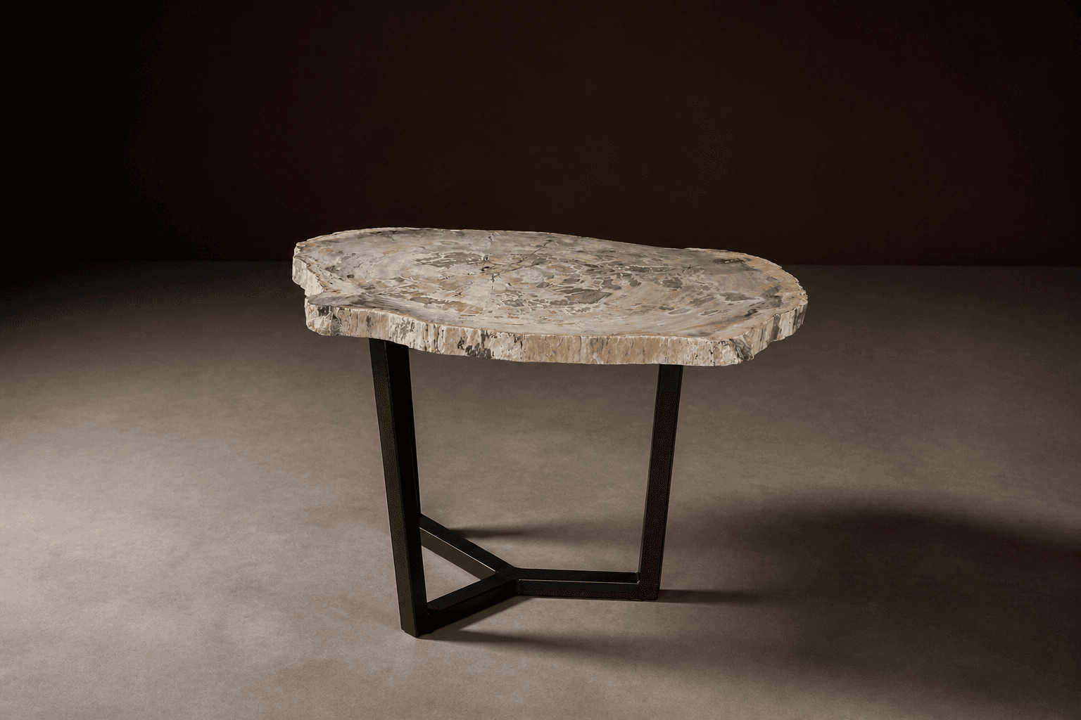 Visualisation éditoriale d'une table basse en tranche ovale de bois pétrifié ivoire